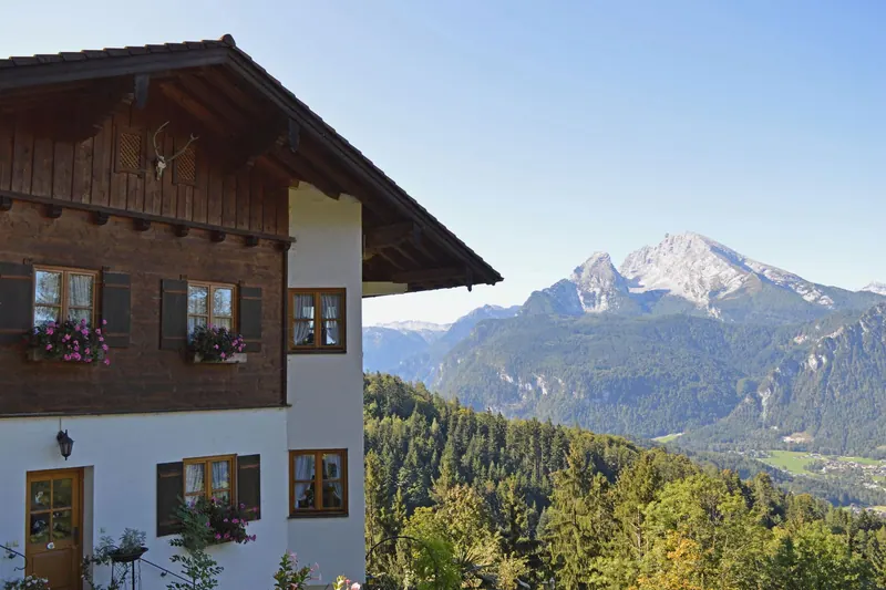 Dorf vor Alpenpanorama im Süden Deutschlands