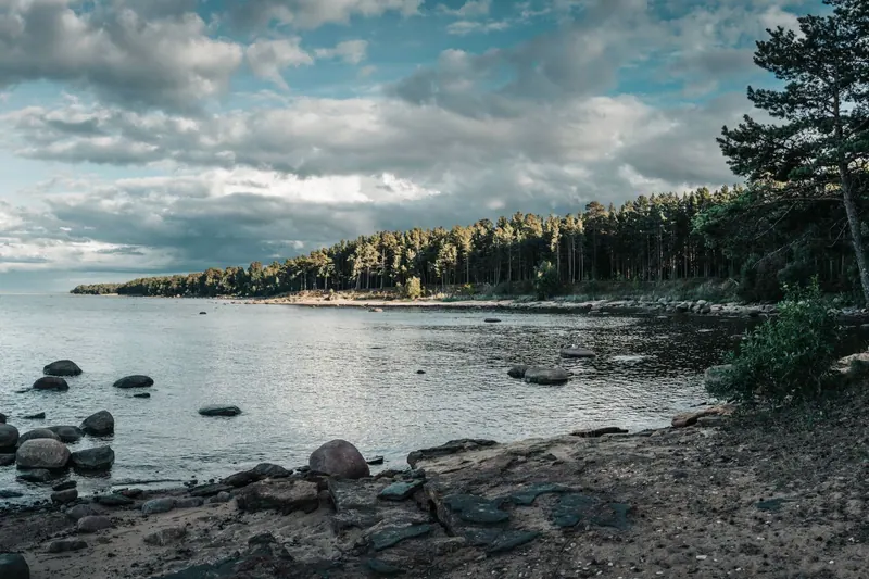 Ostseeküste mit Strand und Himmel